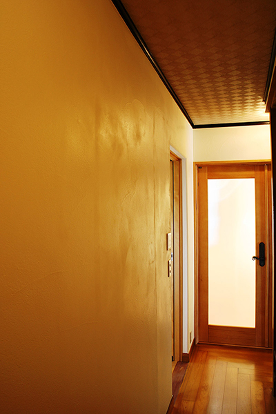 廊下を和風の塗り壁から珪藻土にかえました。