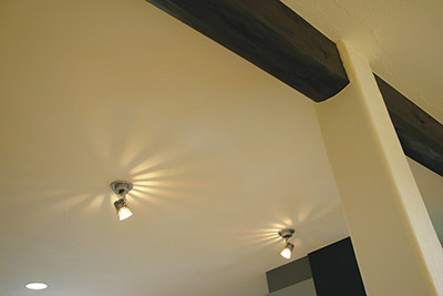 天井の梁も雰囲気に合わせてダークブラウンに塗装しました。