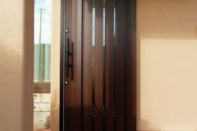 玄関ドアは洋風の木調スライディングドアを採用しました。