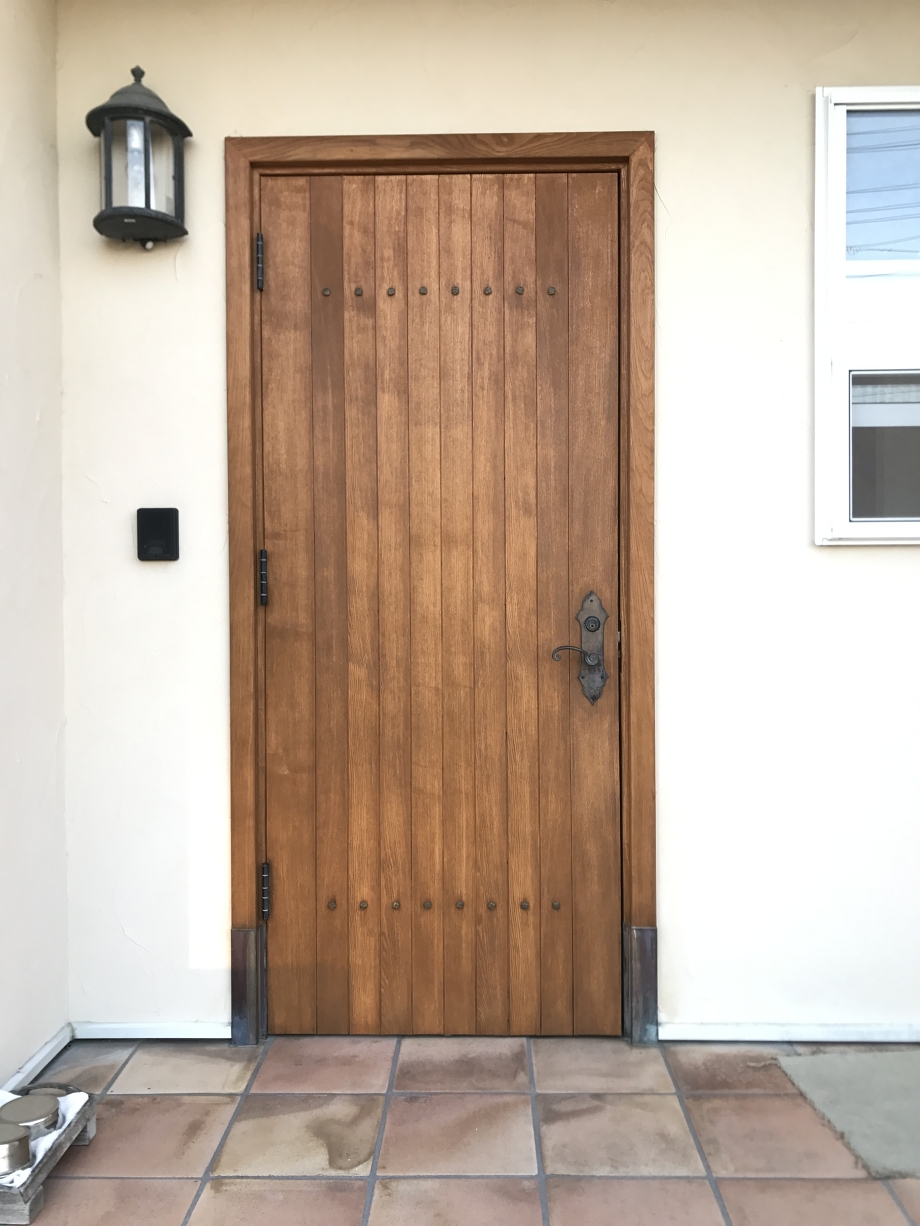 木製玄関ドアの塗装工事 アトリエ花みずき